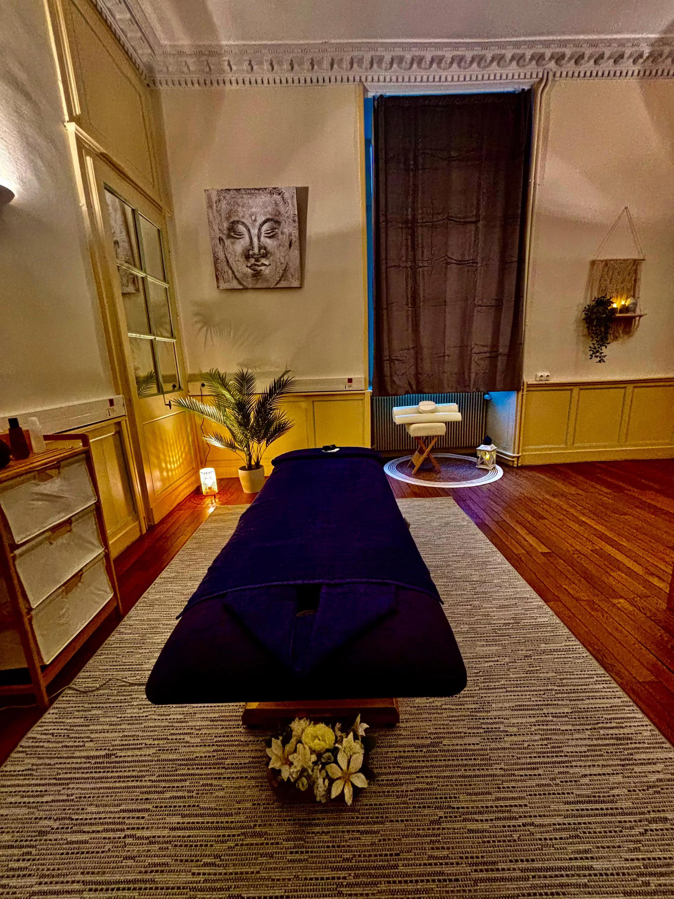 Salle de massage du Logis de la Treille, table et lumière tamisée
