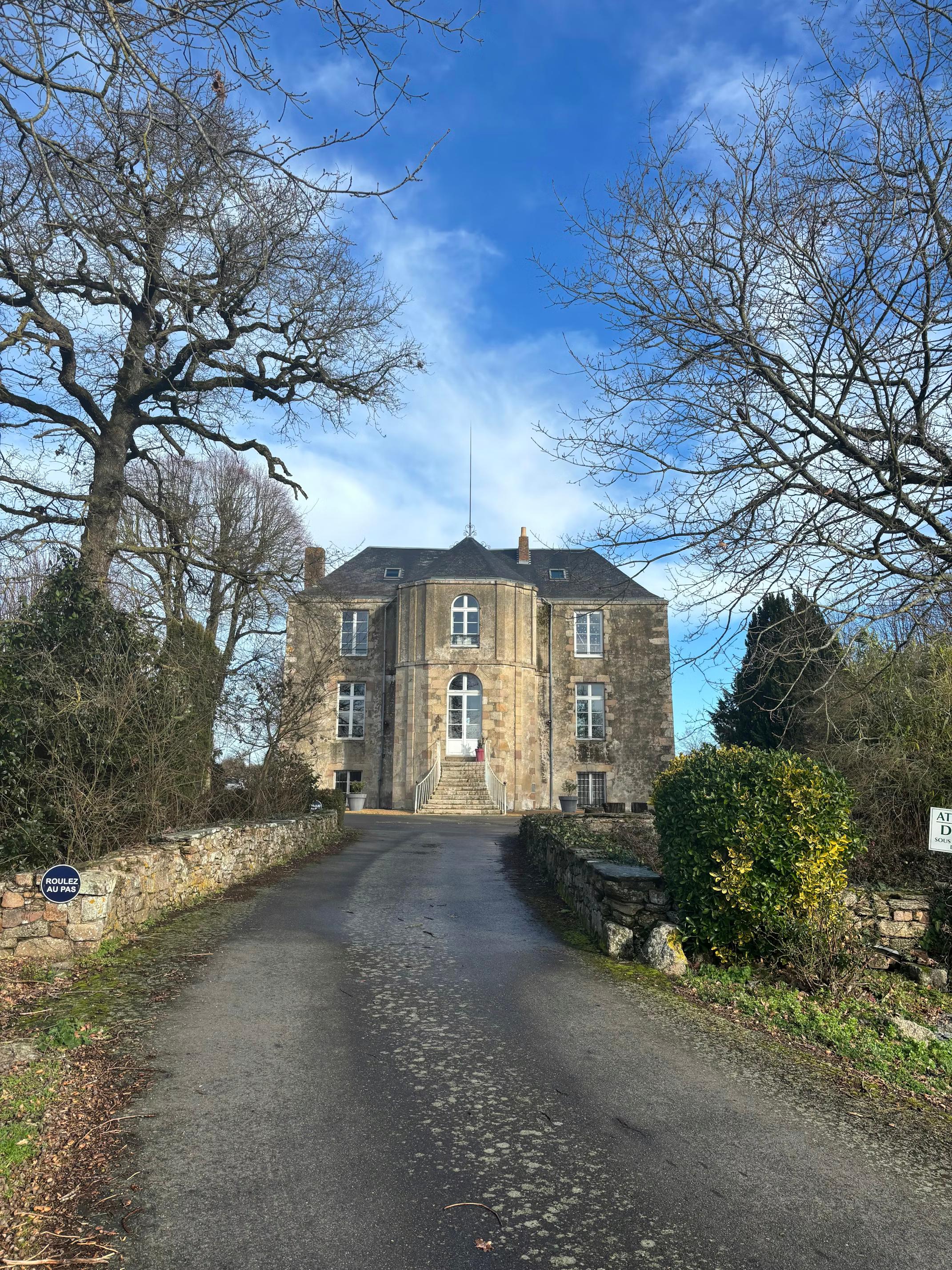 Allée menant au Logis de la Treille, demeure en pierre où se trouve le spa MCH de Malik Chebli